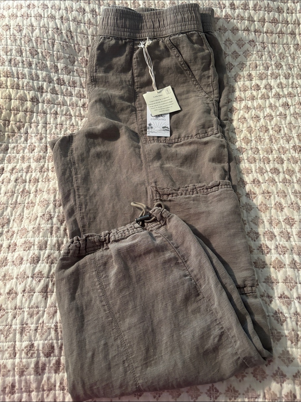 C&C California Women's Olive Green Washed Linen Cargo Joggers w/Toggle Cuffs - Picture 12 of 12